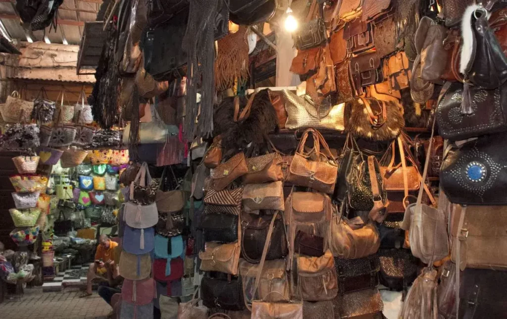 Sacs en cuir faits main au Souk El Had Agadir, artisanat marocain de qualité avec design traditionnel berbère