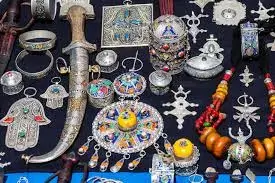 Bijoux berbères traditionnels en argent faits main au Souk El Had Agadir, artisanat amazigh marocain