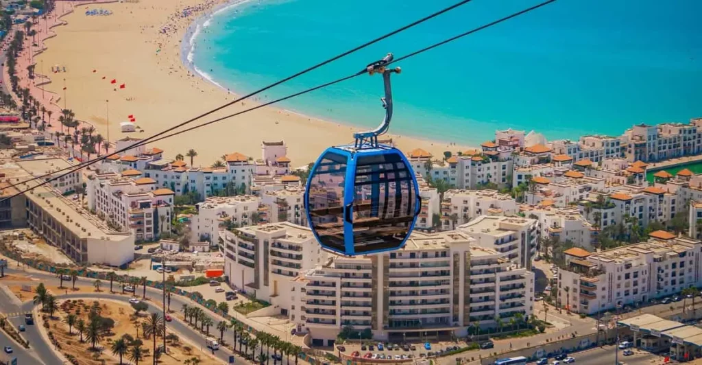 Téléphérique d’Agadir survolant la ville et offrant une vue panoramique sur la plage et la marina